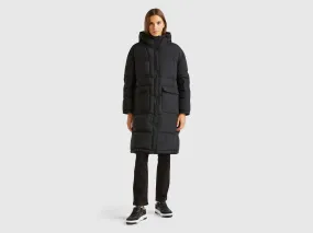 Long puffer jacket with recycled feathers - Black | Benetton