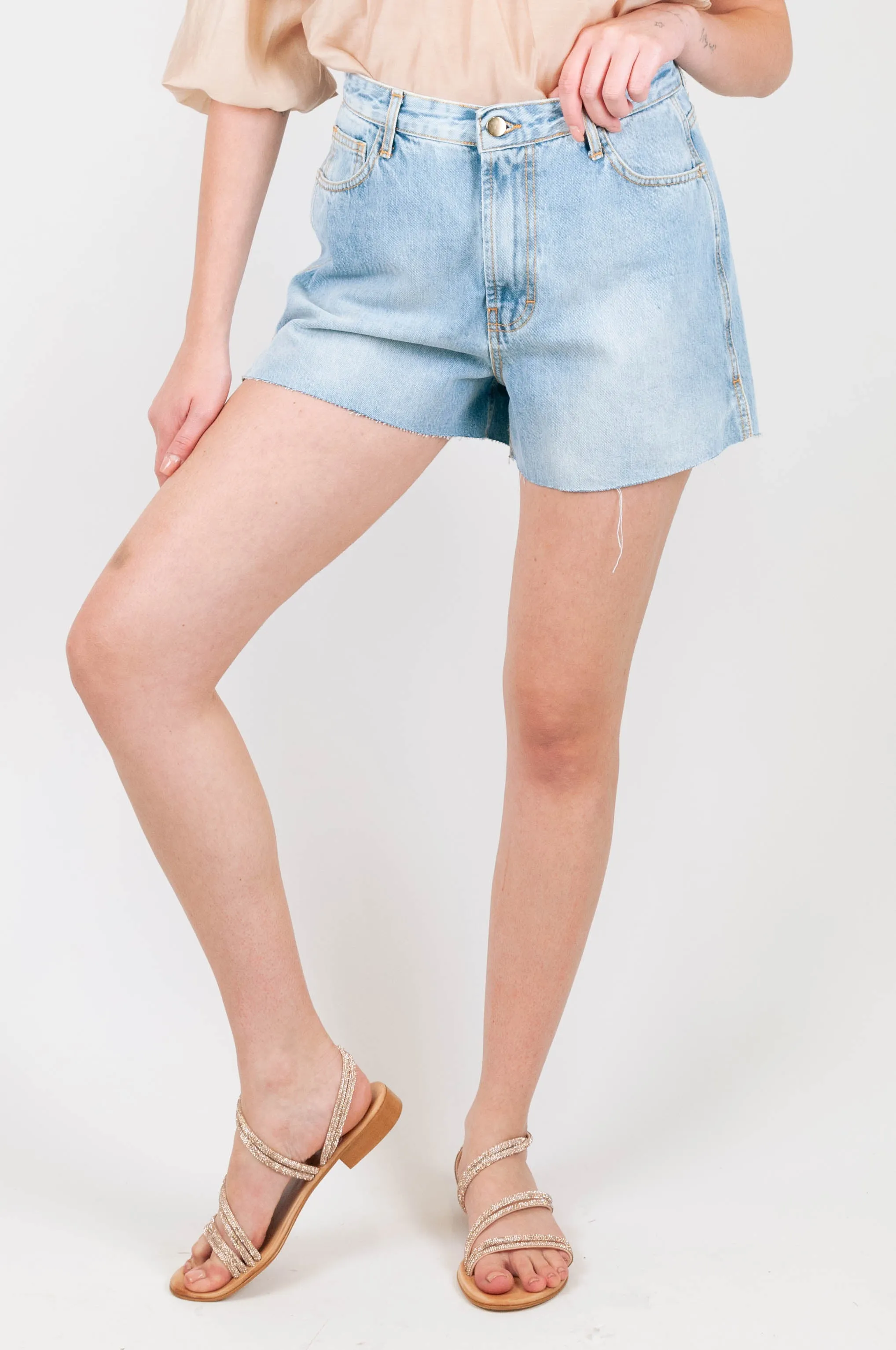 Tensione in - Shorts denim sfrangiato sul fondo