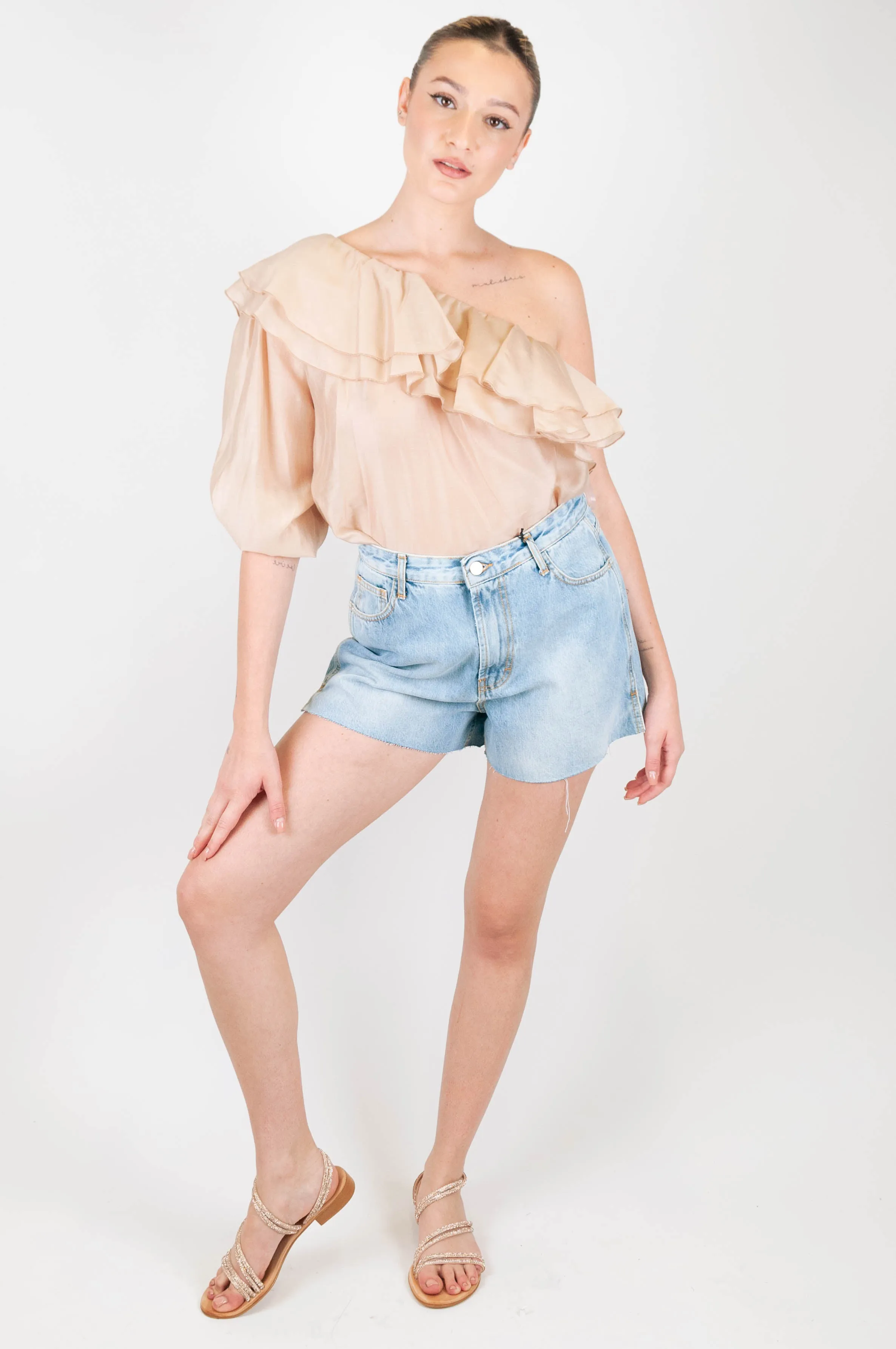 Tensione in - Shorts denim sfrangiato sul fondo